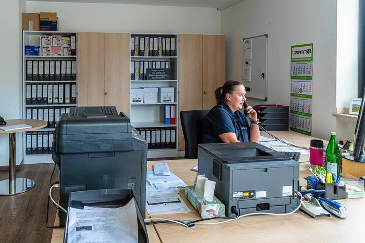 Mitarbeiterin der Versandabteilung bei der Arbeit.