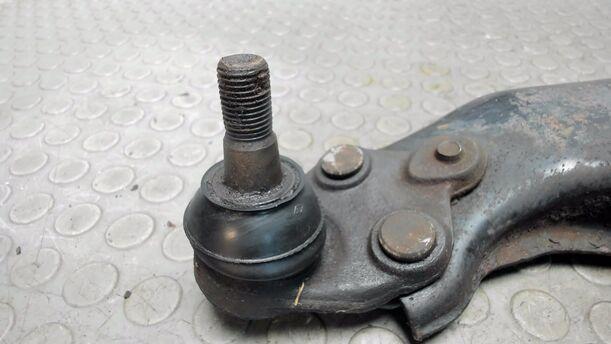 Foto: QUERLENKER VORNE LINKS UNTEN eines Toyota Carina Liftback 16V XLi