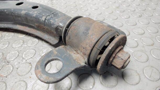 Foto: QUERLENKER VORNE LINKS UNTEN eines Toyota Carina Liftback 16V XLi
