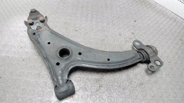Foto: QUERLENKER VORNE LINKS UNTEN eines Toyota Carina Liftback 16V XLi