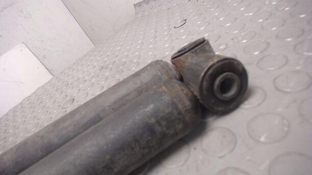 Foto: STOSSDÄMPFERPAAR HINTEN eines Nissan Micra L