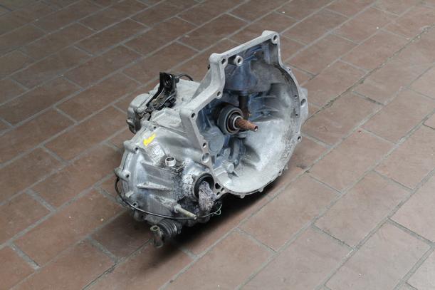 Foto: SCHALTGETRIEBE 5-GANG eines Mazda 323 1.4 LX