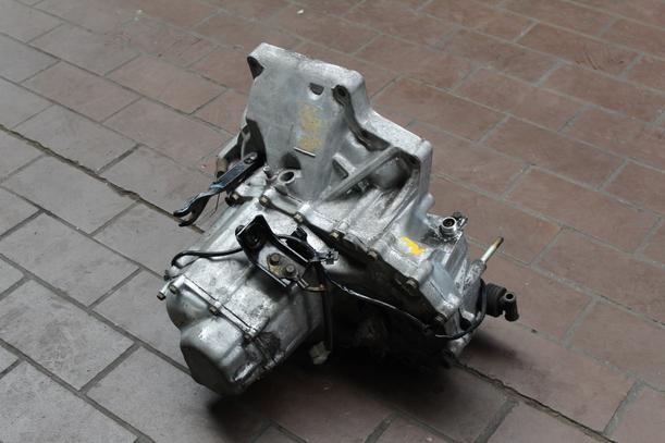 Foto: SCHALTGETRIEBE 5-GANG eines Mazda 323 1.4 LX