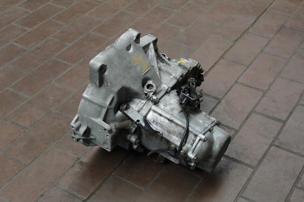 Foto: SCHALTGETRIEBE 5-GANG eines Mazda 323 1.4 LX