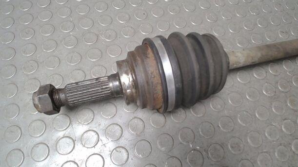 Foto: ANTRIEBSWELLE VORN LINKS eines Mazda 323 1.6i GLX