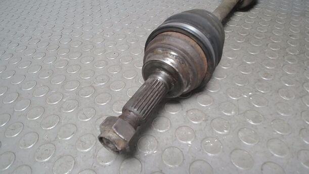 Foto: ANTRIEBSWELLE VORN LINKS eines Mazda 323 1.6i GLX