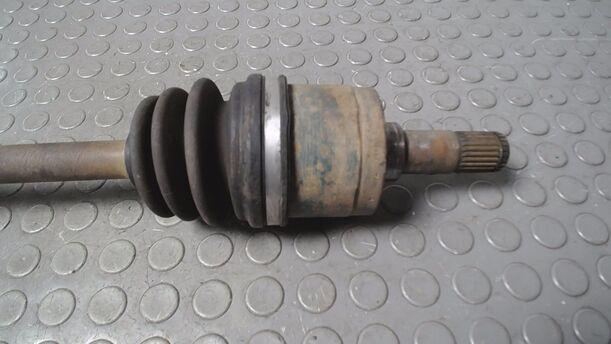 Foto: ANTRIEBSWELLE VORN LINKS eines Mazda 323 1.6i GLX