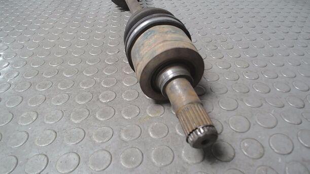 Foto: ANTRIEBSWELLE VORN LINKS eines Mazda 323 1.6i GLX