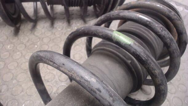 Foto: FEDERBEINPAAR VORN eines Ford Scorpio CL