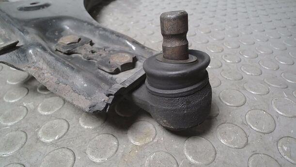 Foto: QUERLENKER VORN LINKS eines Mazda 323 1.6i GLX