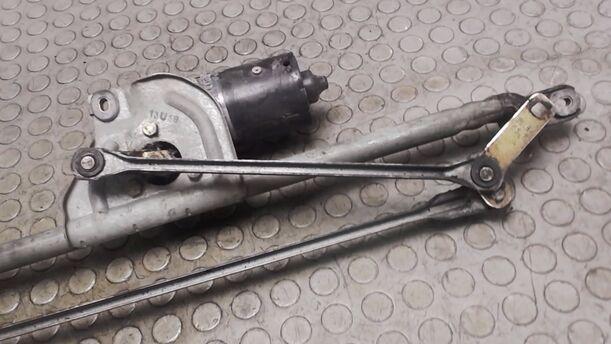 Foto: SCHEIBENWISCHERMOTOR VORN eines Opel Omega GL