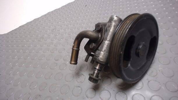 Foto: LENKGETRIEBEPUMPE / SERVOPUMPE eines Mazda 323 F 1.9i 16V GLX