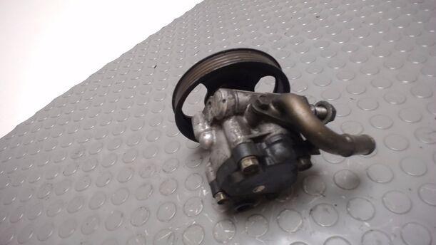 Foto: LENKGETRIEBEPUMPE / SERVOPUMPE eines Mazda 323 F 1.9i 16V GLX