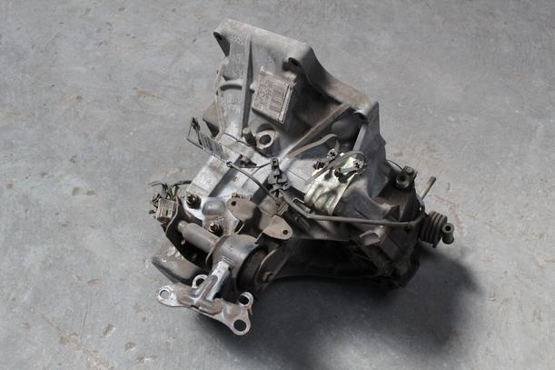 Foto: SCHALTGETRIEBE 5-GANG eines Mazda 323 1.4i 16V LX