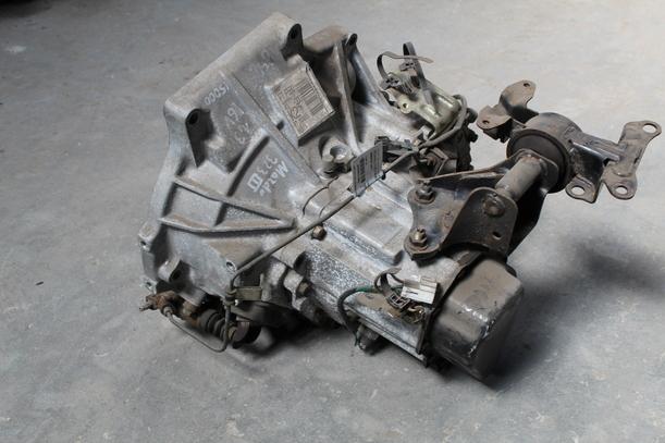 Foto: SCHALTGETRIEBE 5-GANG eines Mazda 323 1.4i 16V LX