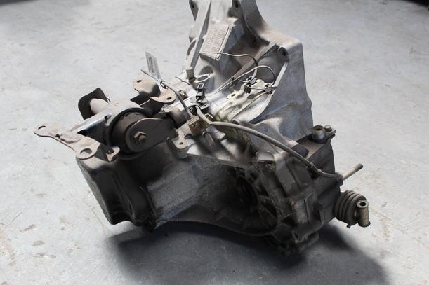 Foto: SCHALTGETRIEBE 5-GANG eines Mazda 323 1.4i 16V LX