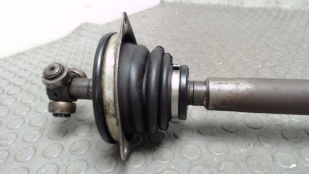Foto: ANTRIEBSWELLE LINKS eines Renault R 21 TL Passenger (TL)