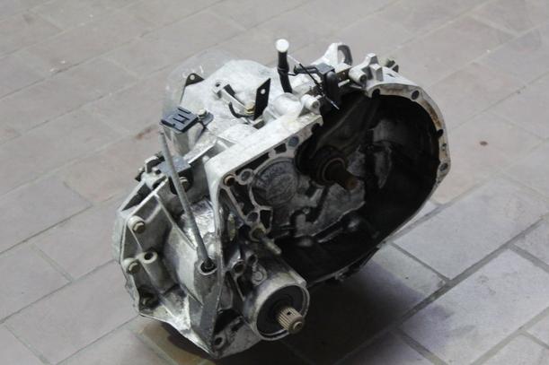 Foto: SCHALTGETRIEBE5-GANG JB3010 eines Renault R 21 TL Passenger (TL)