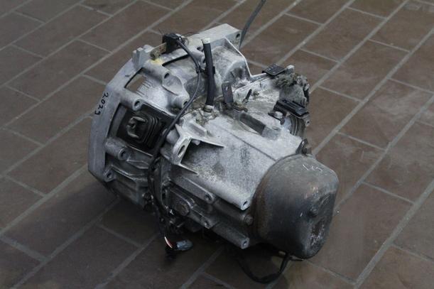Foto: SCHALTGETRIEBE5-GANG JB3010 eines Renault R 21 TL Passenger (TL)