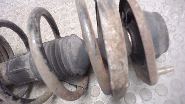 Foto: FEDERBEIN VORN LINKS eines Mazda 323 Kombi GLX
