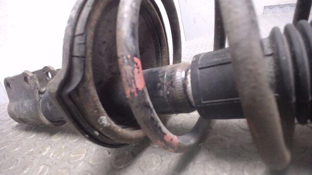 Foto: FEDERBEIN VORN LINKS eines Mazda 323 Kombi GLX