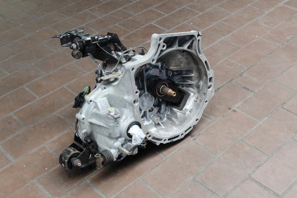 Foto: SCHALTGETRIEBE 5-GANG eines Mazda 323 1.4i LX