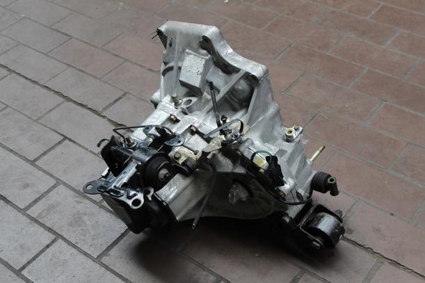 Foto: SCHALTGETRIEBE 5-GANG eines Mazda 323 1.4i LX