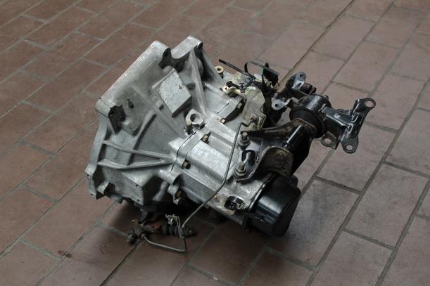 Foto: SCHALTGETRIEBE 5-GANG eines Mazda 323 1.4i LX