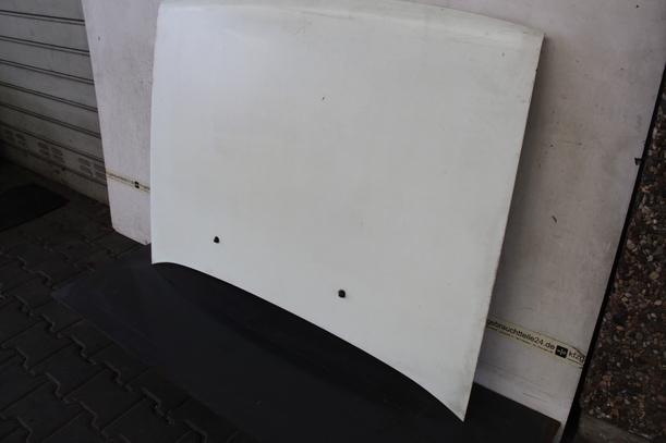 Foto: MOTORHAUBE eines Toyota Starlet 1.0 e