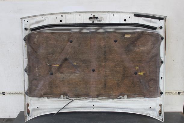 Foto: MOTORHAUBE eines Toyota Starlet 1.0 e