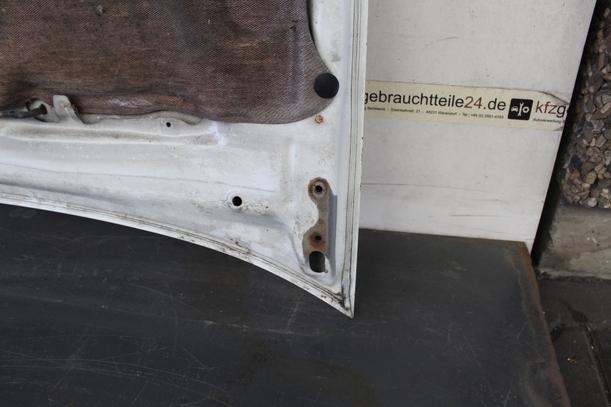 Foto: MOTORHAUBE eines Toyota Starlet 1.0 e