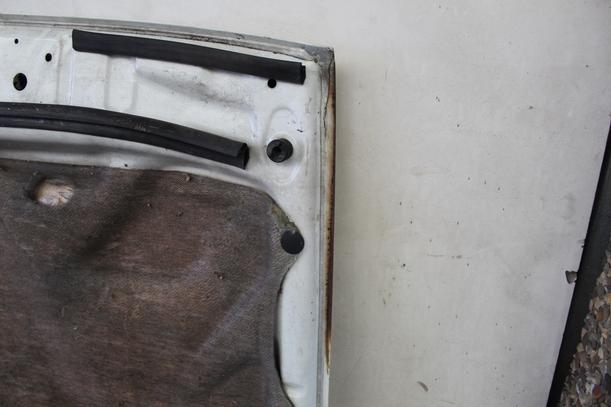 Foto: MOTORHAUBE eines Toyota Starlet 1.0 e
