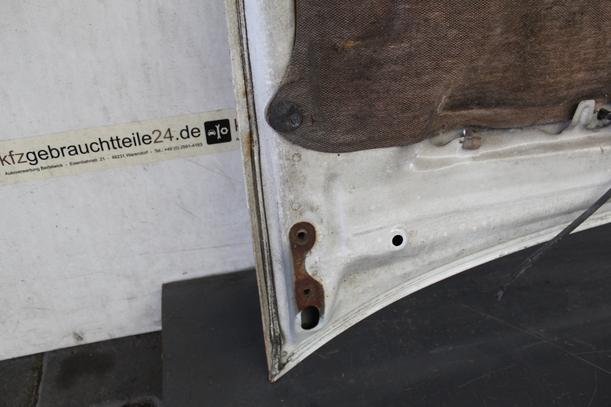 Foto: MOTORHAUBE eines Toyota Starlet 1.0 e