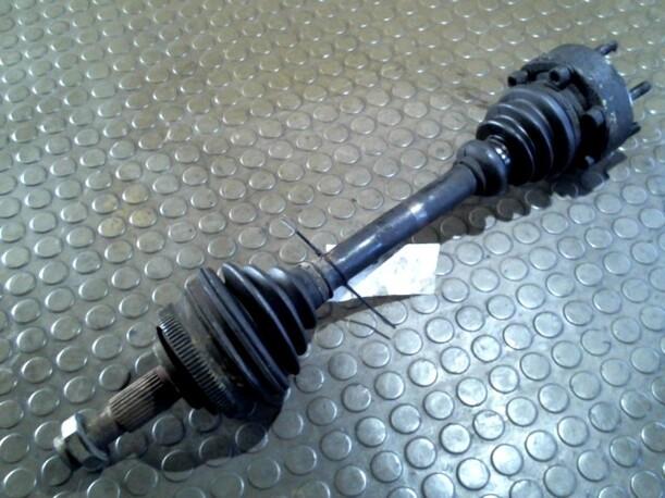 Foto: ANTRIEBSWELLE LINKS eines Alfa Romeo 164 2.0 V6 Turbo