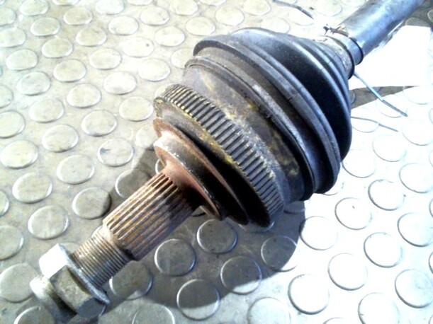 Foto: ANTRIEBSWELLE LINKS eines Alfa Romeo 164 2.0 V6 Turbo