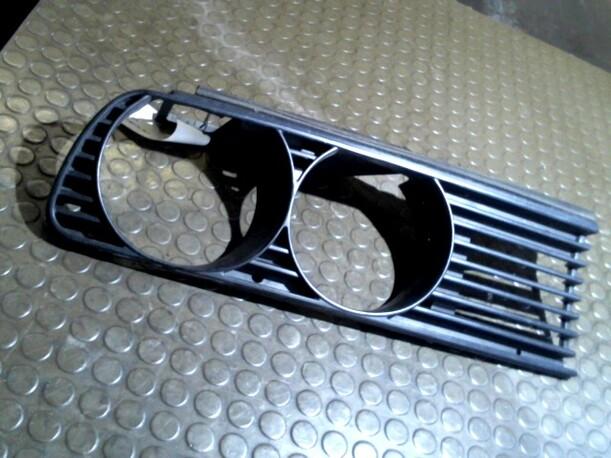 Foto: KÜHLERGRILL SEITLICH R eines BMW 316i