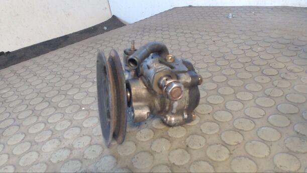 Foto: LENKGETRIEBEPUMPE / SERVOPUMPE eines Mitsubishi Lancer 1500 GLXi