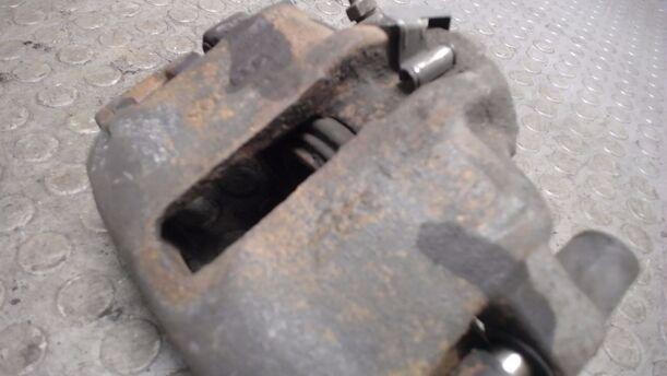 Foto: BREMSSATTEL VORN RECHTS ATE eines Audi 100 CS