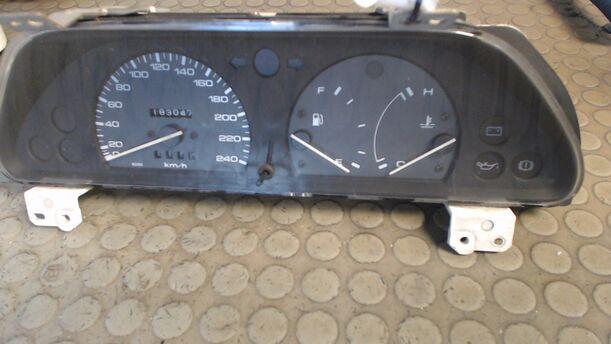 Foto: TACHOEINHEIT eines Mazda 323 1.4i LX