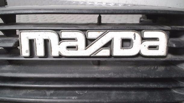 Foto: KÜHLERGRILL eines Mazda 626 LX 1.6