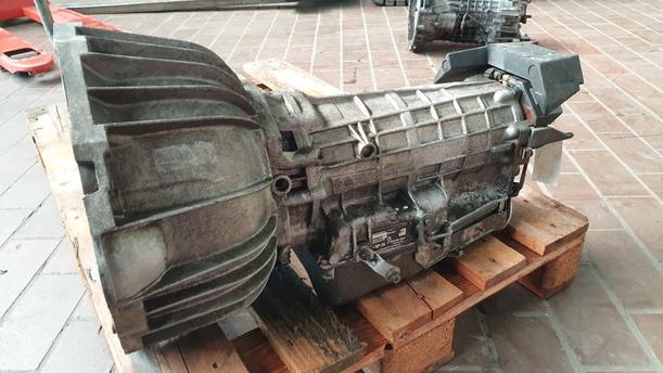 Foto: AUTOMATIK-GETRIEBE eines BMW 750i