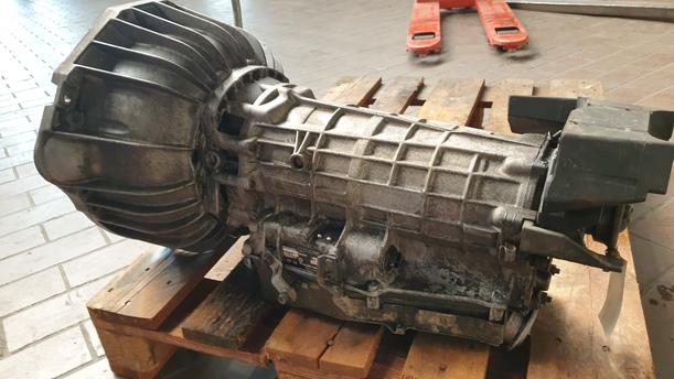 Foto: AUTOMATIK-GETRIEBE eines BMW 750i