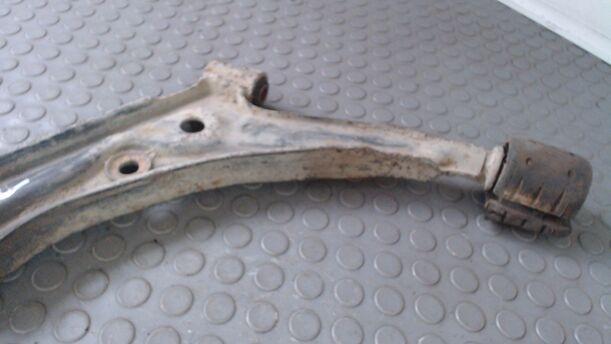 Foto: QUERLENKER VORN LINKS eines Nissan Sunny LX