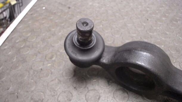 Foto: QUERLENKER VORN LINKS eines Audi 100 CS