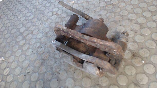 Foto: BREMSSATTEL VORN LINKS eines Nissan Sunny GTI 16V