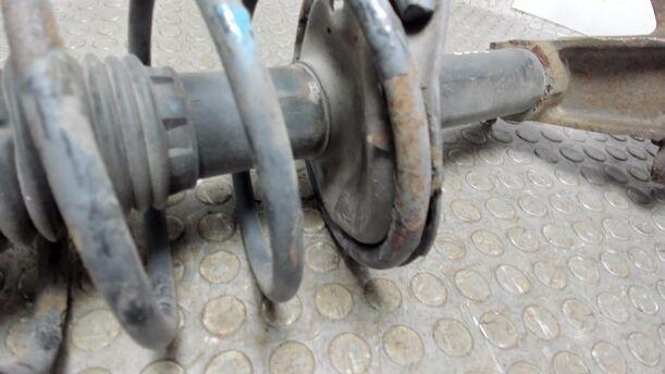 Foto: FEDERBEIN VORN LINKS eines Peugeot 205 Green
