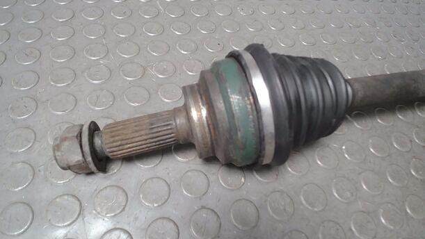 Foto: ANTRIEBSWELLE VORN LINKS eines Mazda 323 1.3 LX