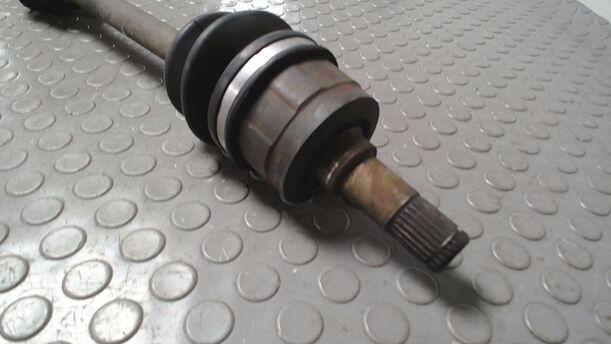 Foto: ANTRIEBSWELLE VORN LINKS eines Mazda 323 1.3 LX