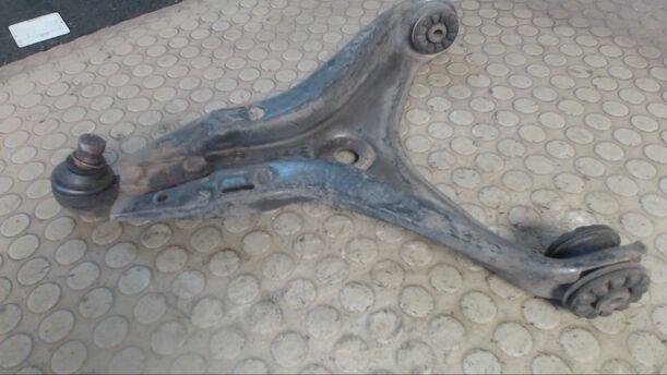 Foto: QUERLENKER VORN LINKS eines Audi 80 Aut.