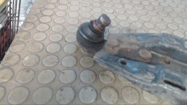 Foto: QUERLENKER VORN LINKS eines Audi 80 Aut.